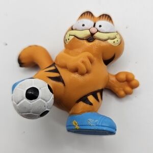 1980s United Syndicate Garfield vtg toy Figurine Collectible Soccer playing